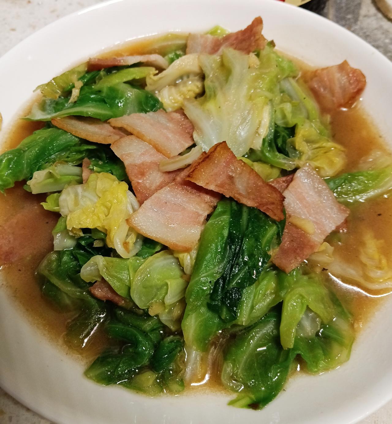 昨天是周日，外甥夫妻俩过来串门，才得知我腰疼的事，一个劲埋怨我没早告诉他们，也好