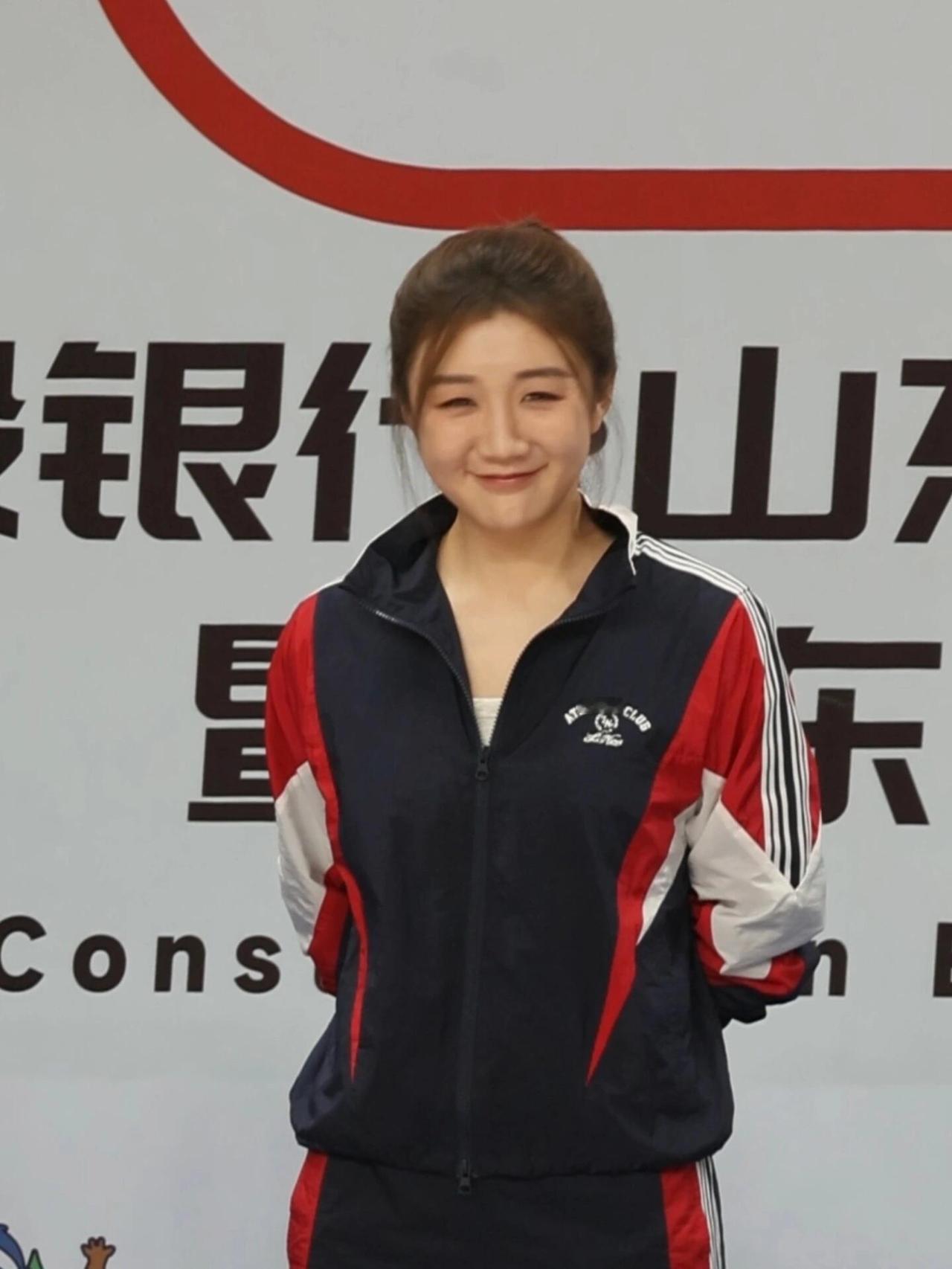 陈梦真的很秀，多笑笑，这一身李宁的衣服有种学生校服的感觉，很好看，舒服！
笑起来