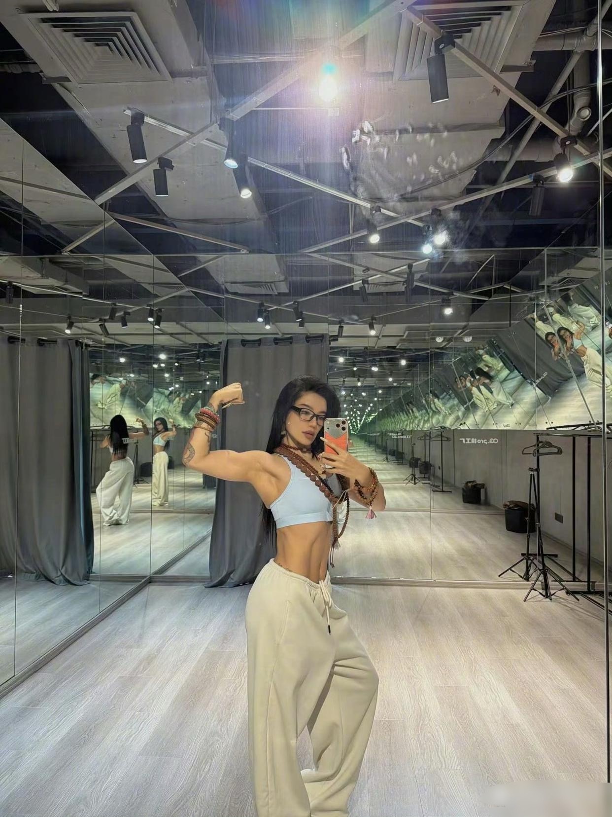 内娱版卡戴珊，江映蓉特别执着于练自己的臀肌，而且的确效果显著。 