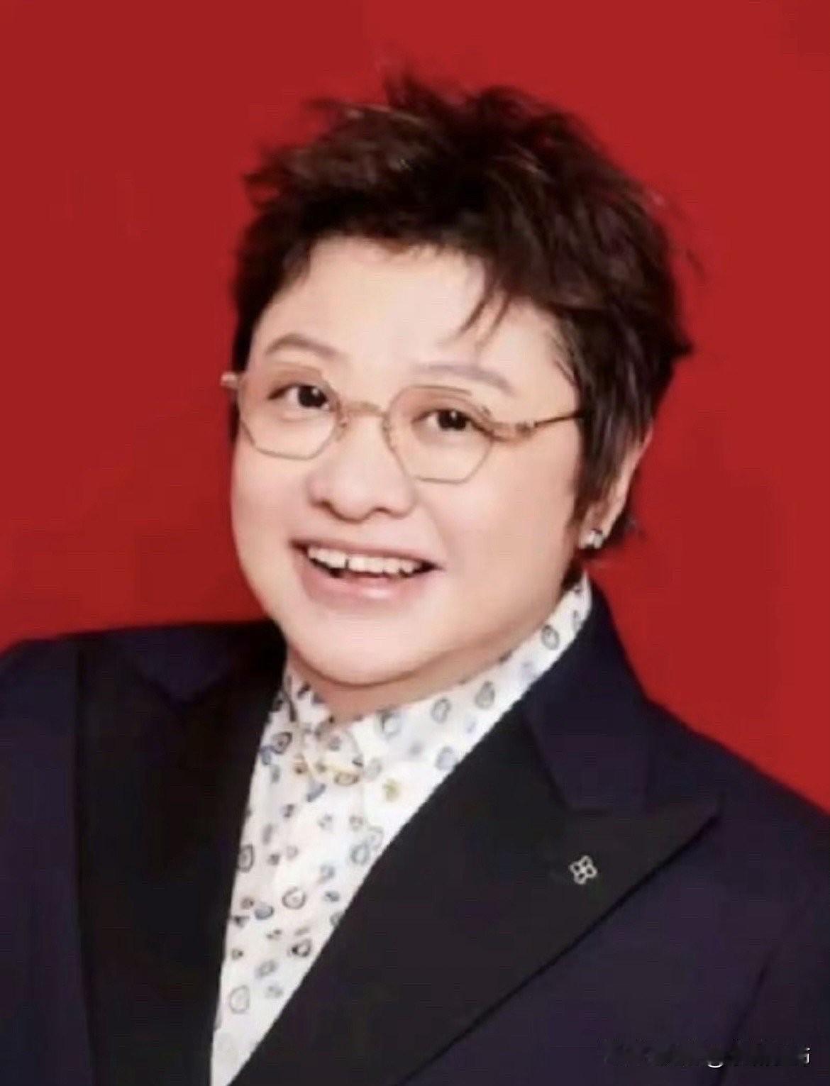 如何用一句话形容韩红?
一曲《天路》传唱大江南北；二十余年深耕公益，灾难受困之地