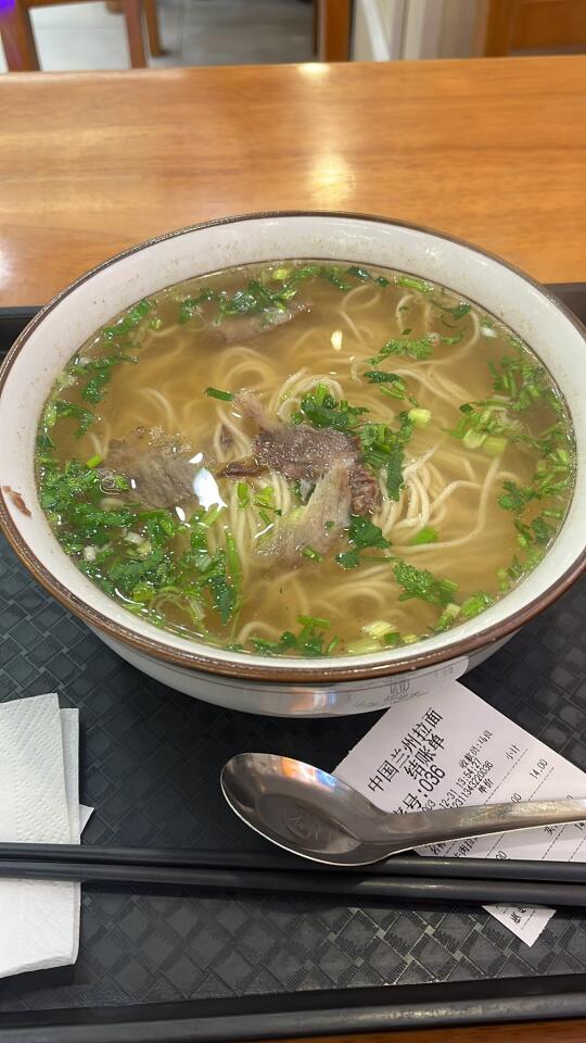 兰州牛肉面，里面也有几颗很小的牛肉粒，几乎吃不到味道，或者两片薄如蝉翼...