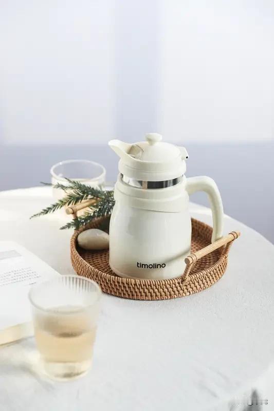 我现在保温杯里泡着枸杞，哪儿也不想去就想静静待着，还总回忆过往的事，这可不就是开