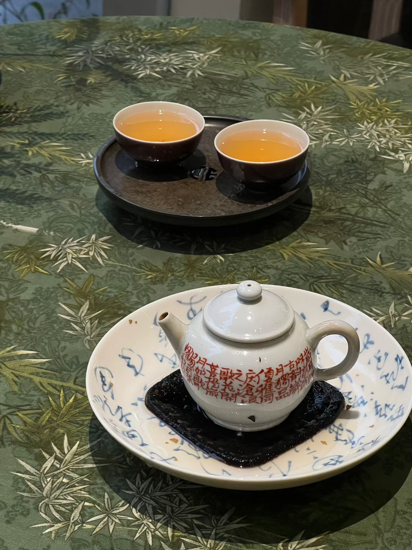 品茶赏器交友  喝茶，喝的就是水的谦和，茶的包容。心态谦和的人，才能泡出一杯好茶