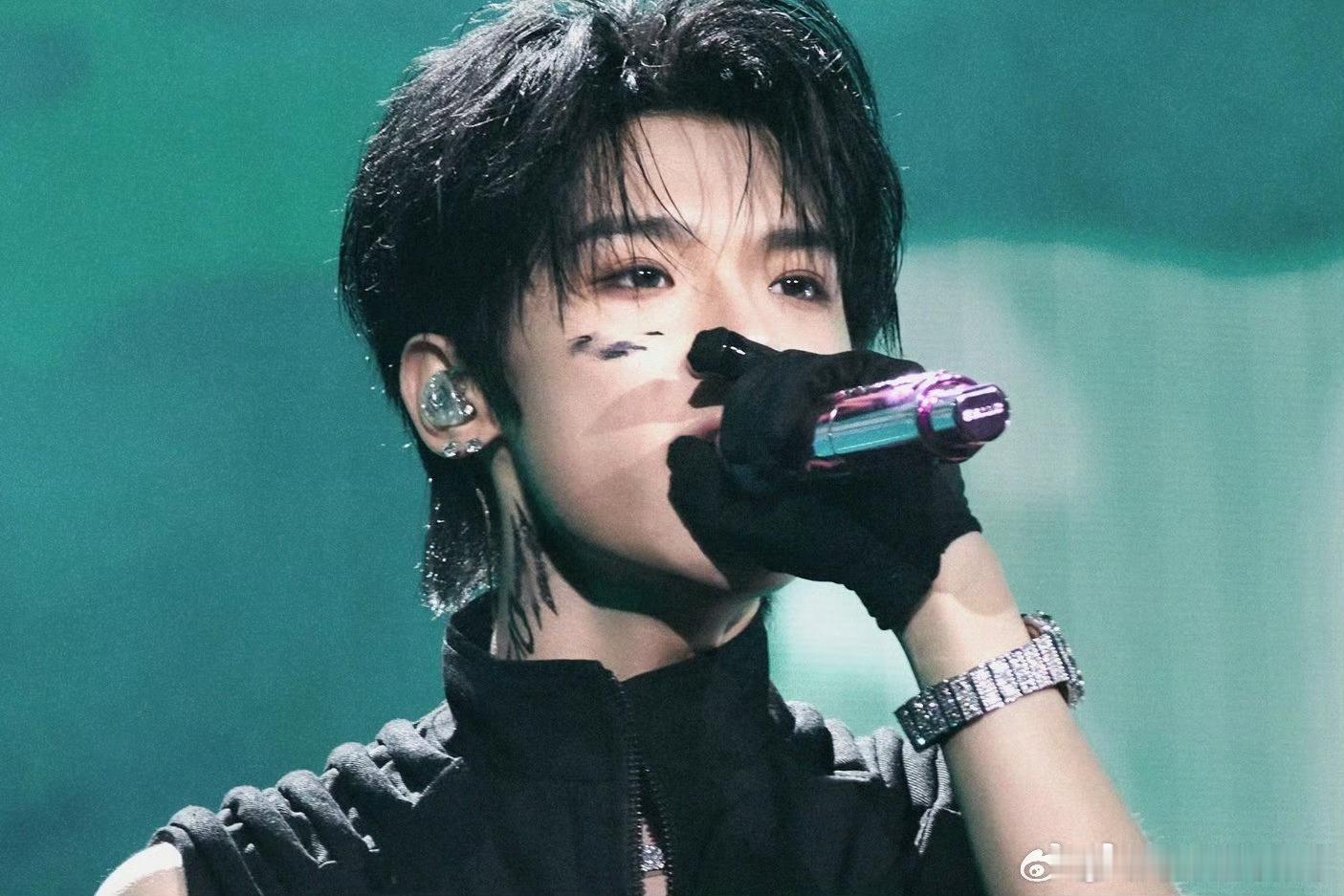 张峻豪[超话]张峻豪出场帅我一大跳 张峻豪一出场，那气场直接把我帅懵啦！酷炫的动