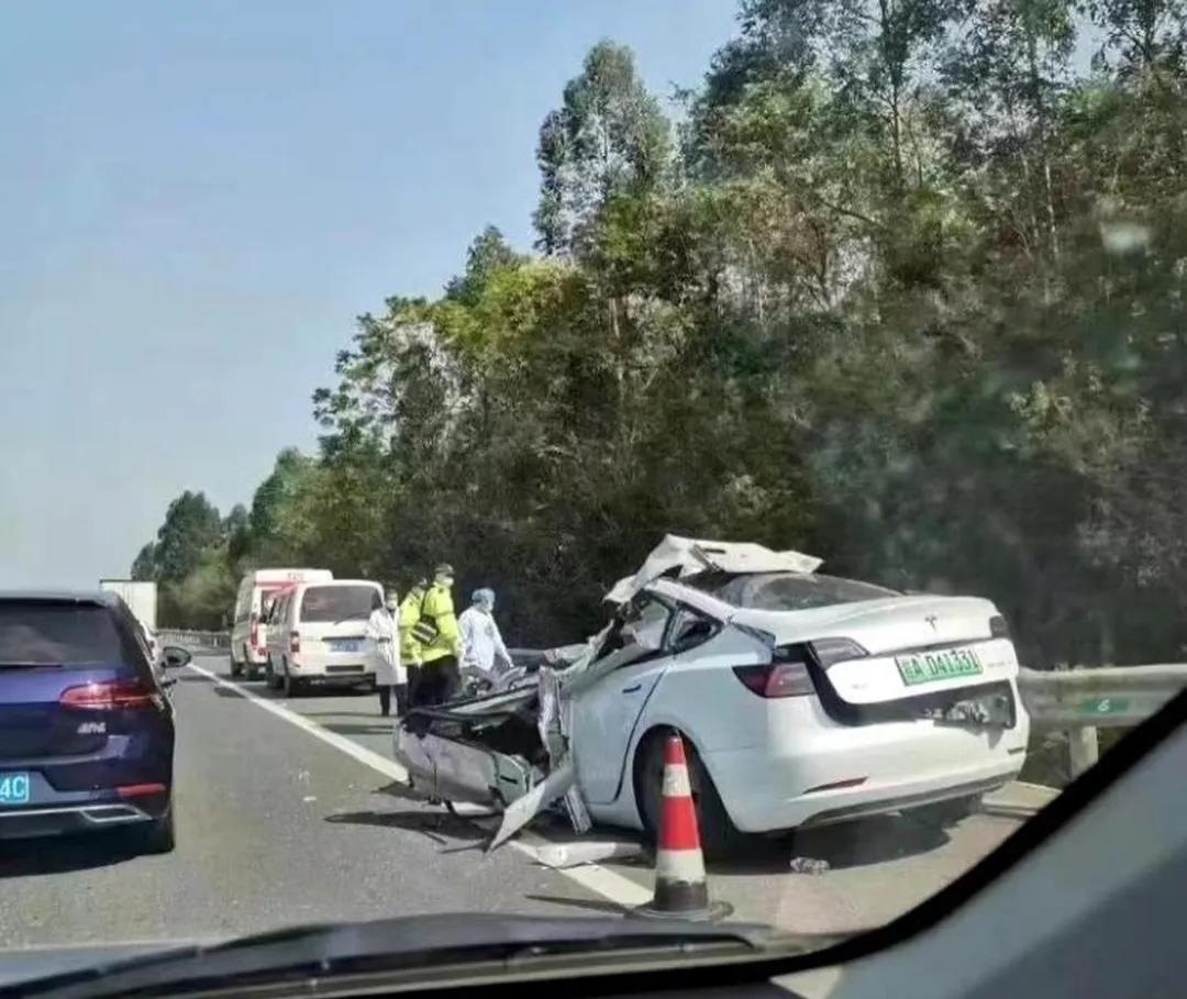 特斯拉高速追尾大货车，前车门倒是打开了，但车头已经撞得稀巴烂了，前排司机估计够呛