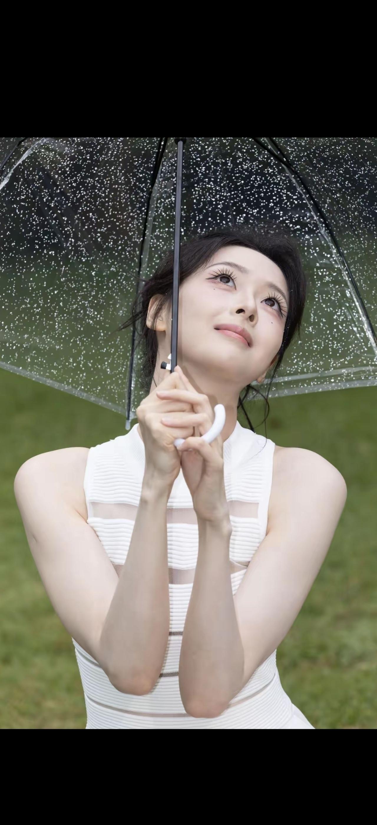 雨中撑伞立，风里听花落。