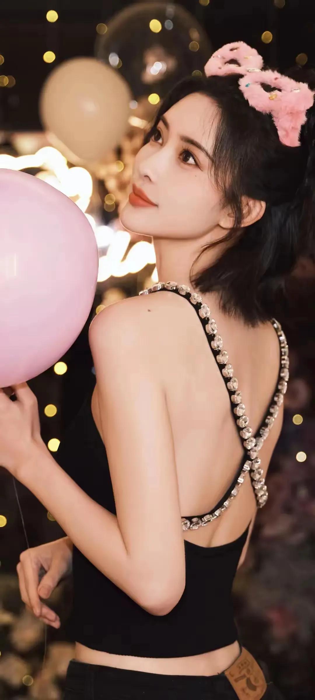 少女心爆棚的生日派对，粉色气球和闪亮项链的完美搭配！🎈✨💖
