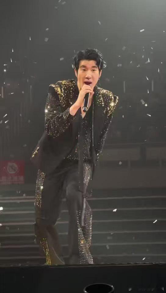 王力宏光撩不脱什么意思 唱嗨了的王力宏真的太有魅力，encore舞台上假装热要脱