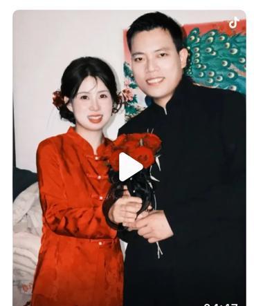 川香小妹和刘翠这对“厨房闺蜜”最近把锅铲变成了麦克风，却先炒糊了彼此。
九月起，