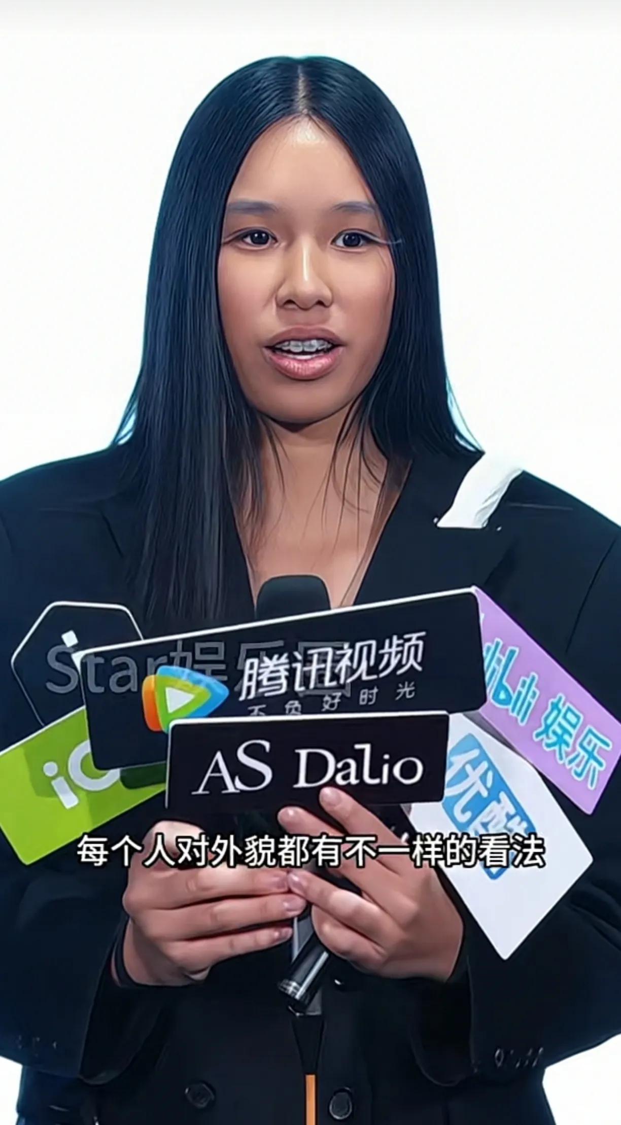 林瑞阳跟张庭的女儿，长得像爸爸，她爸妈皮肤都白，她的肤色却很黑。