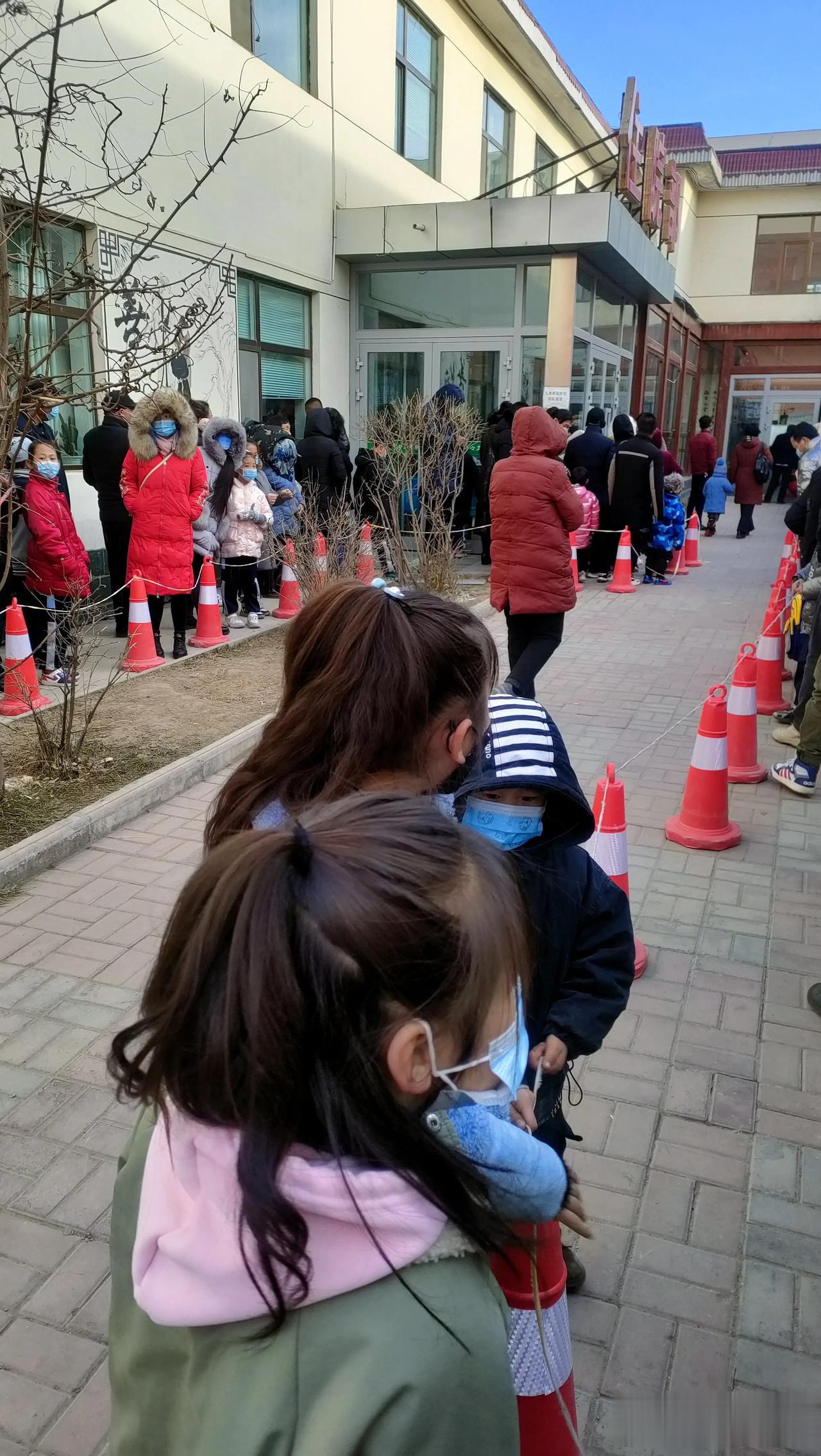 #儿童新冠疫苗# 今天学校组织统一打新冠疫苗，零下几度，这么多人排队等，感觉半小