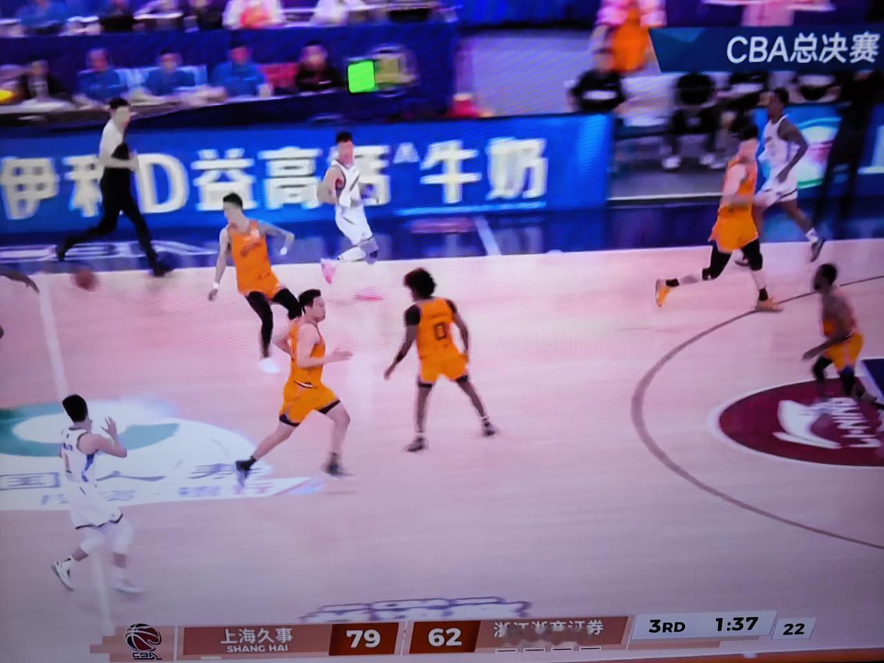 浙江浙商证券总决赛第一场不敌上海久事，最关键的原因就是篮下实力不如上海！蓝板球差