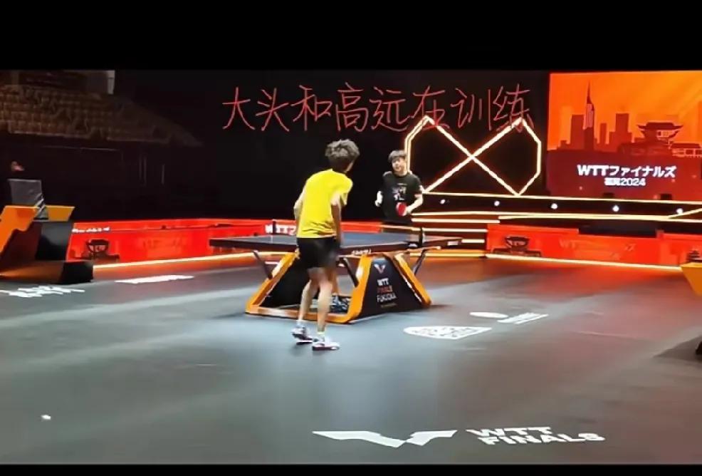 王楚钦、林高远两位左手将在训练，
旁边是刘恒教练。
这次福冈总决赛，
目前为止还