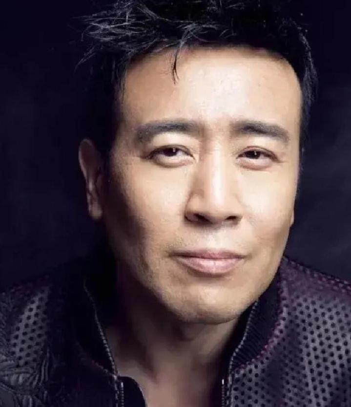 于和伟没火时，兜里比脸还干净。身边有个叫宋林静的女人，却死死拽着他的胳膊，非要把