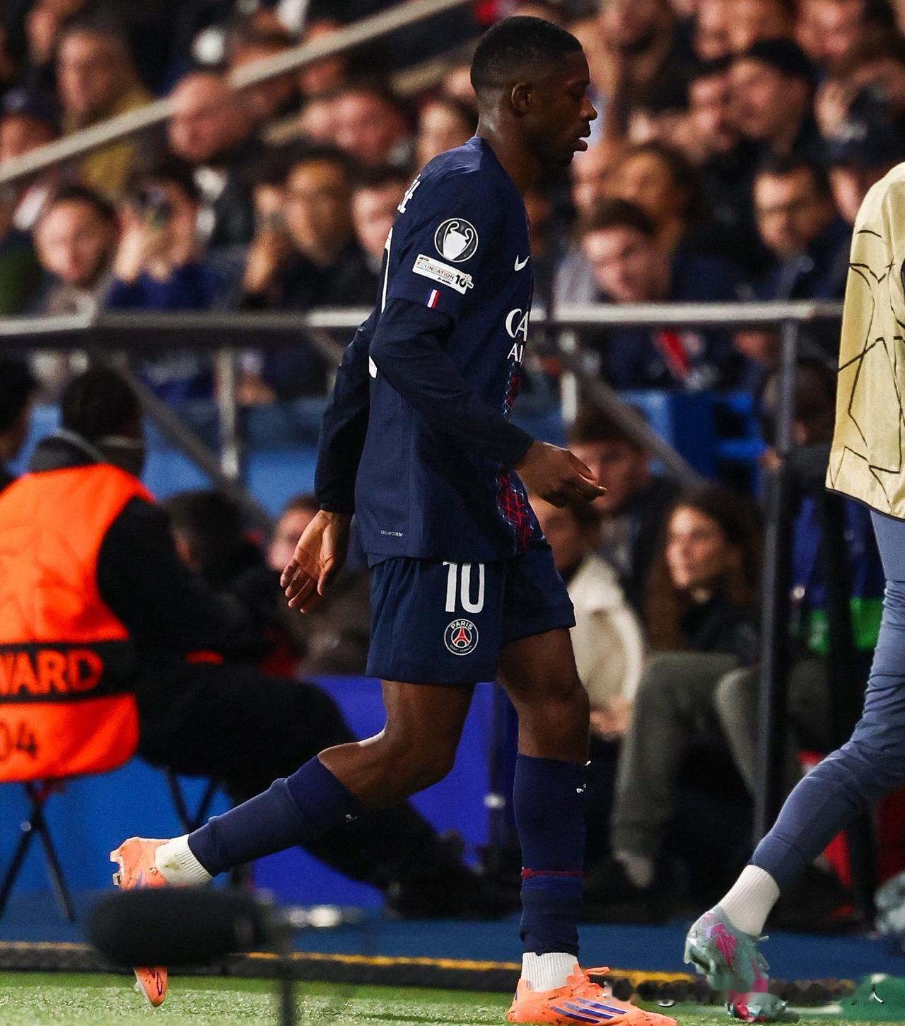 😱 巴黎连续剧最新集！登贝莱欧冠26分钟伤退，赛前就腿不适仍首发

巴黎圣日耳