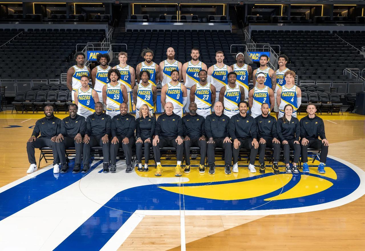 步行者本赛季大合影，步行者那种感觉其实就类似东契奇时期的独行侠*，常规赛排名飘忽