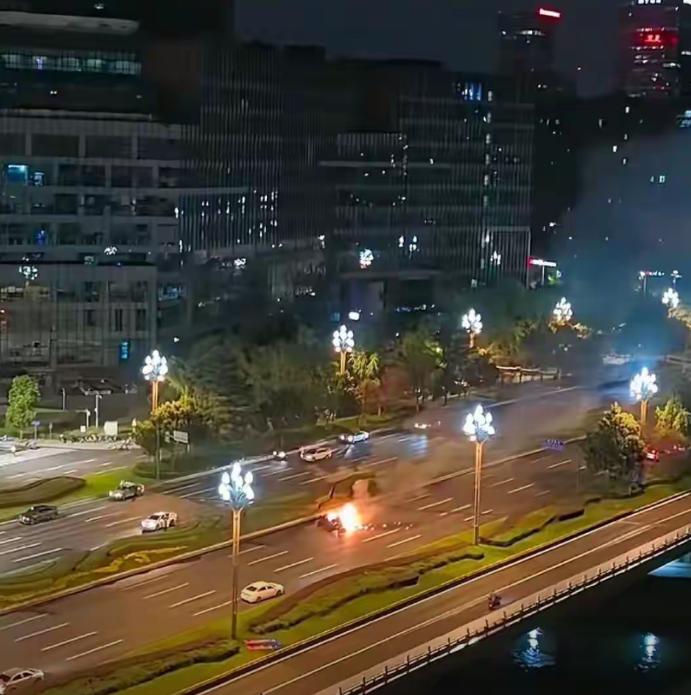 成都一辆小车疑发生车祸后起火，多名路人尝试救援打不开车门，目击者发声：消防灭火后