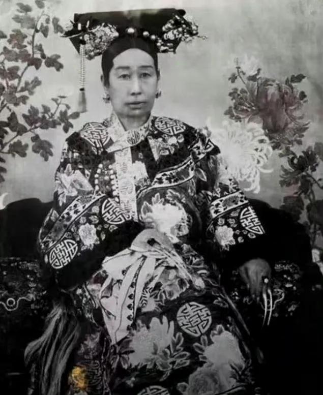 网友太有才了  直接对照慈禧太后的照片合成出了慈禧现代装  看得出来她长得还是蛮