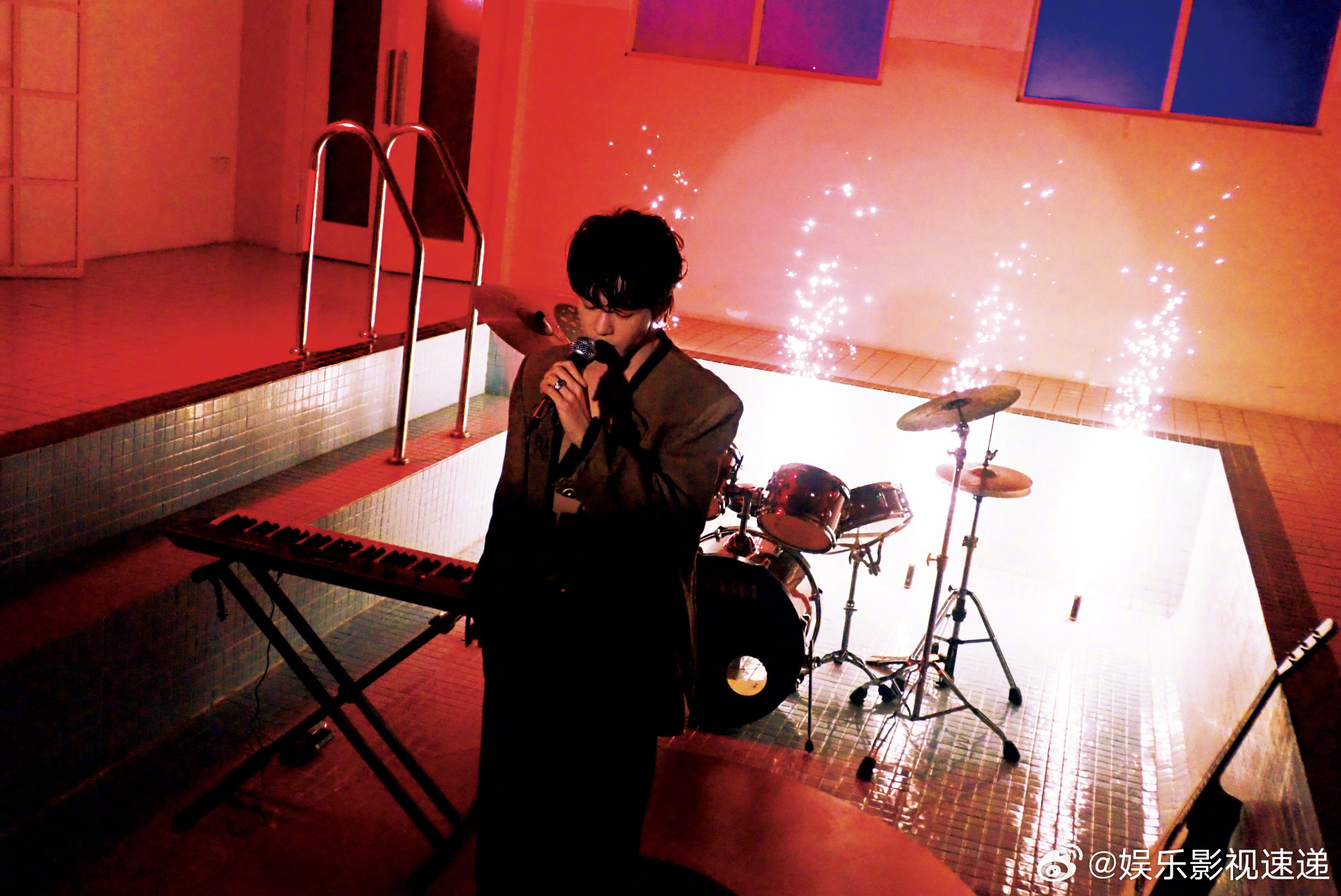 曾舜晞第二章回国 曾舜晞第二章回国这一波照片挺好看，靠在栏杆上随意看着镜头。国外