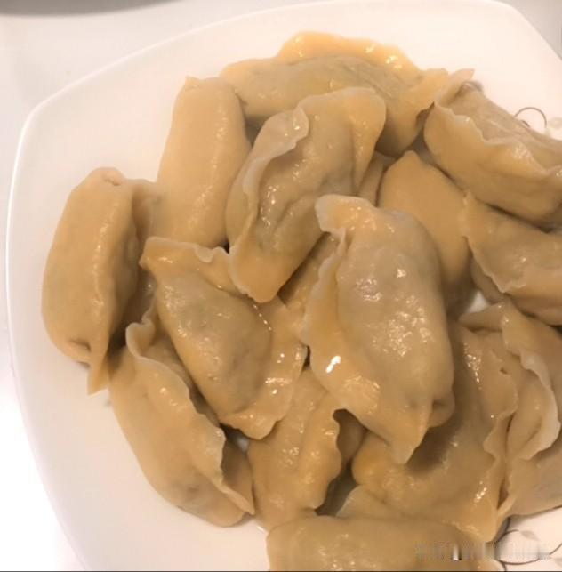 自己包素馅饺子

周末有时间，自己包饺子。
喜欢素馅饺子，云南小瓜，胡萝卜，韭菜