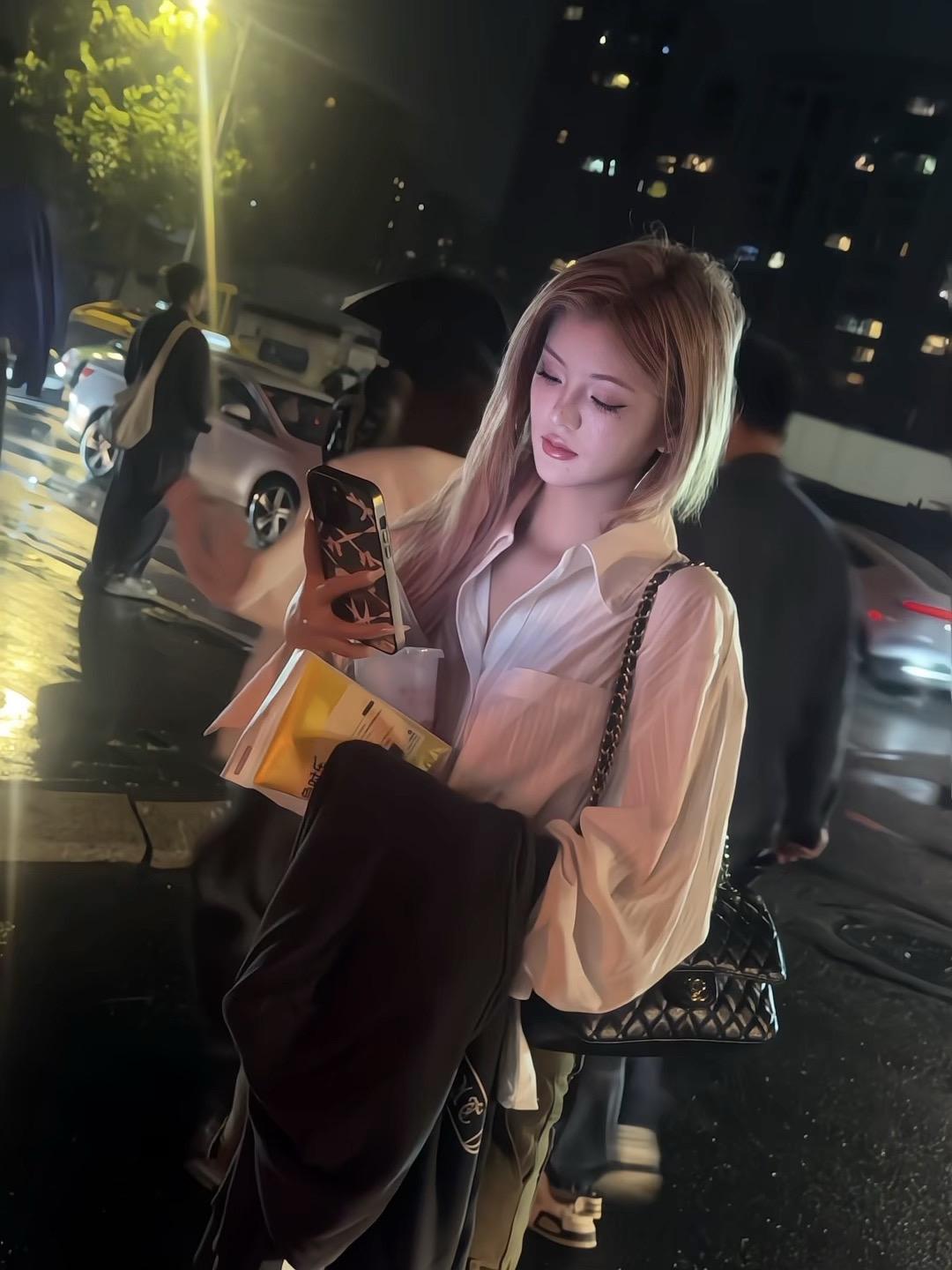 人只有在专注自己的时候 才会变得开朗好相处    精力在别人身上反而会...