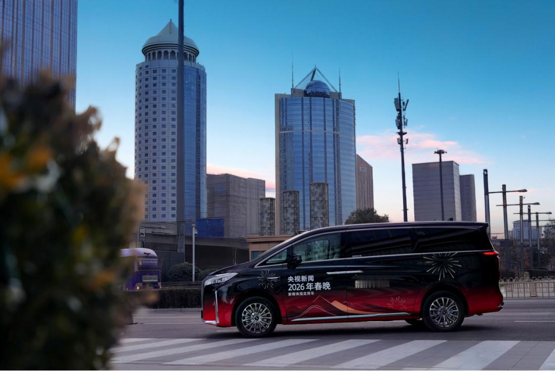 在春晚彩排现场，魏牌高山如同一座流动的桥梁，将承载集体记忆的春节传统与指向未来的