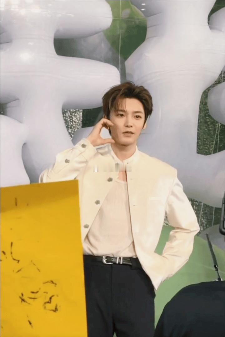 侯明昊脸和歌声都精彩 侯明昊的神颜宛如艺术品，氛围感直接拉满，一出场便是颜值暴击