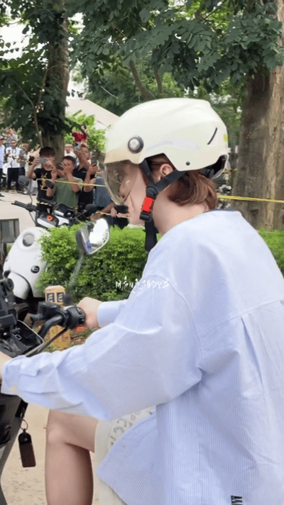 鹿晗骑电动车鞠躬鹿晗膝盖鼓包这个鼓包难道是之前那次受伤留下的吗🥲哈哈哈哈哈