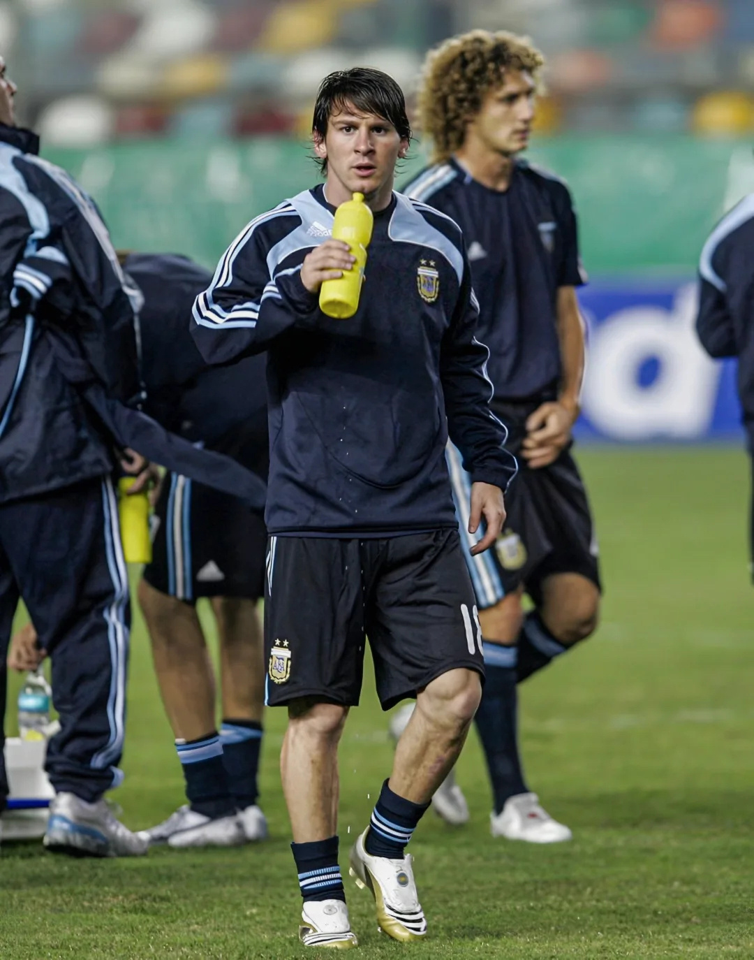 梅西  喝水也很萌梅西能有多可爱梅西回忆录