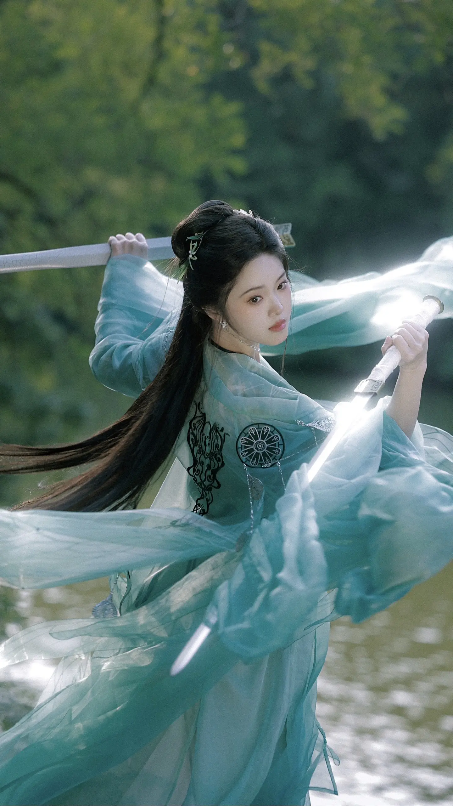 起来，剑都握不住的废物！