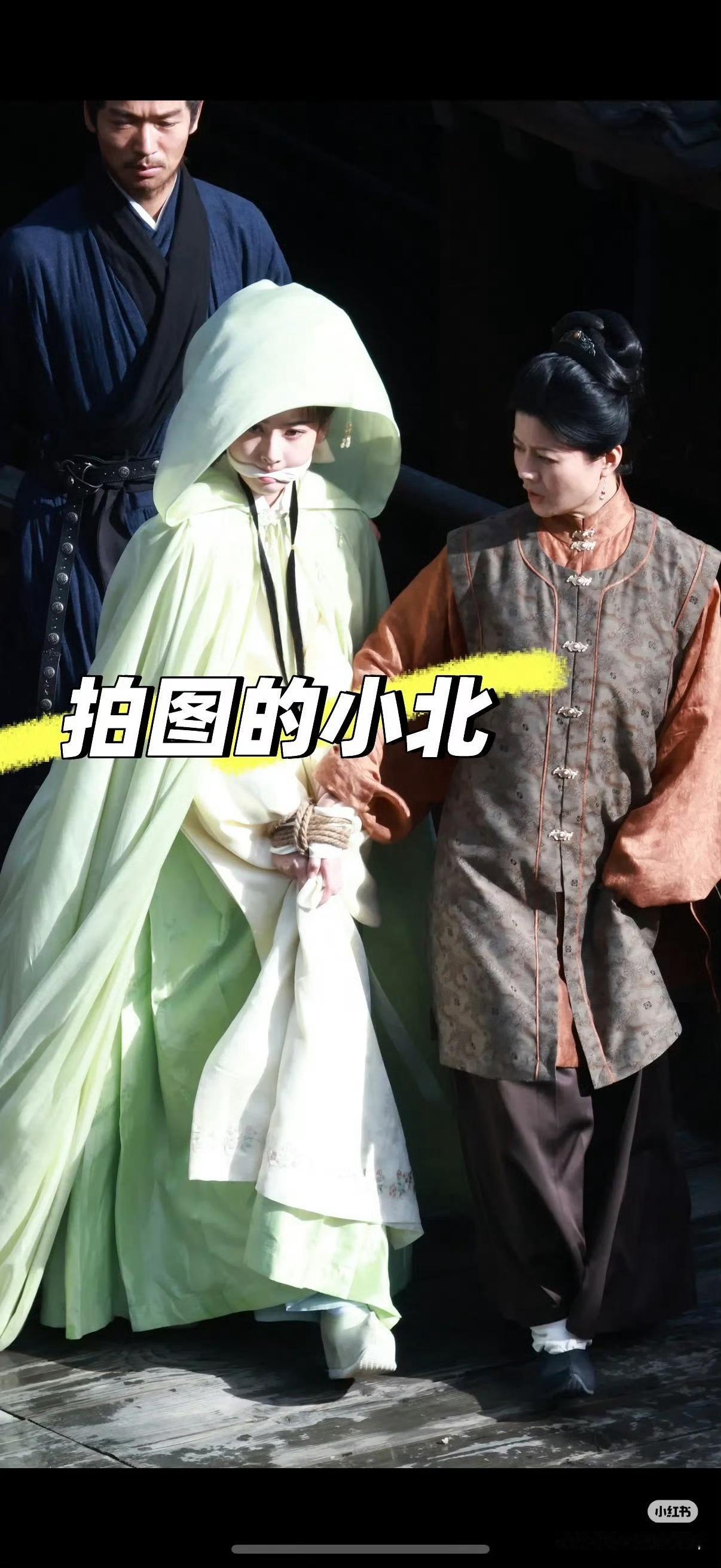 这张比较明显了 在拍嘉芙表妹初遇我～～～[拜托][拜托][拜托] ​​​