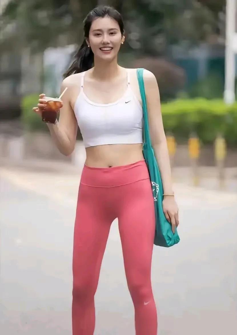 网友：她是一个世界冠军。
我：选美冠军吗？
网友：是体育冠军。
我：明明可以靠颜