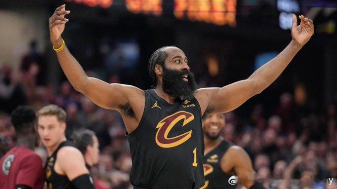 詹姆斯·哈登本赛季场均获得 7.5次罚球（加盟骑士后为 5.8次）。而猛龙本赛季