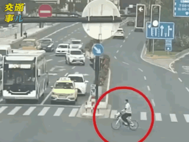 心无旁骛的闯着红灯骑着自己的车，这老哥内心是绝对强大而又自信的，外界根本干扰不了