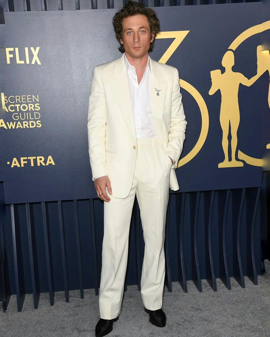 Jeremy Allen White 亮相演员工会奖造型，身穿圣罗兰西装，佩戴T