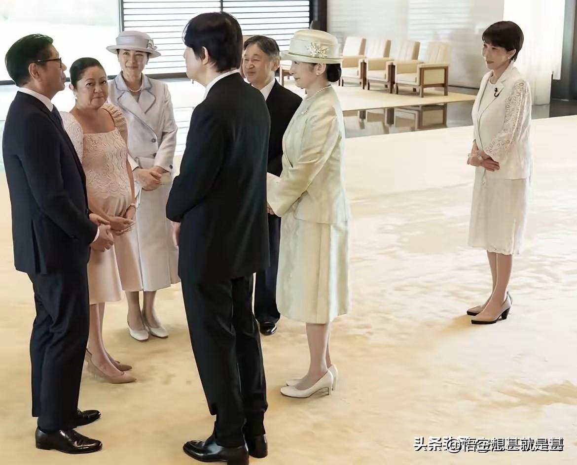 日本首相高市早苗站那里，挺像个皇家NC该有的样子，不知道她站在那里，心里想着啥？
