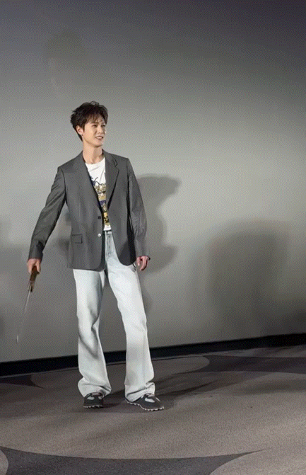 李昀锐首映礼耍刀 李昀锐你是来宣传电视剧的还是来收徒弟的。动作还挺顺滑，一看就是