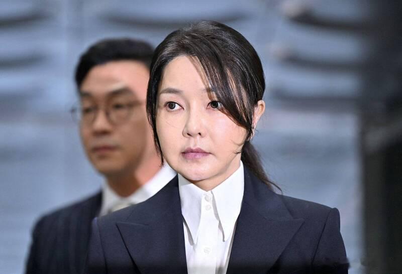 震惊！韩国前第一夫人金建希案二审法官疑坠楼身亡，遗留遗书海外新鲜事 韩国前第一夫