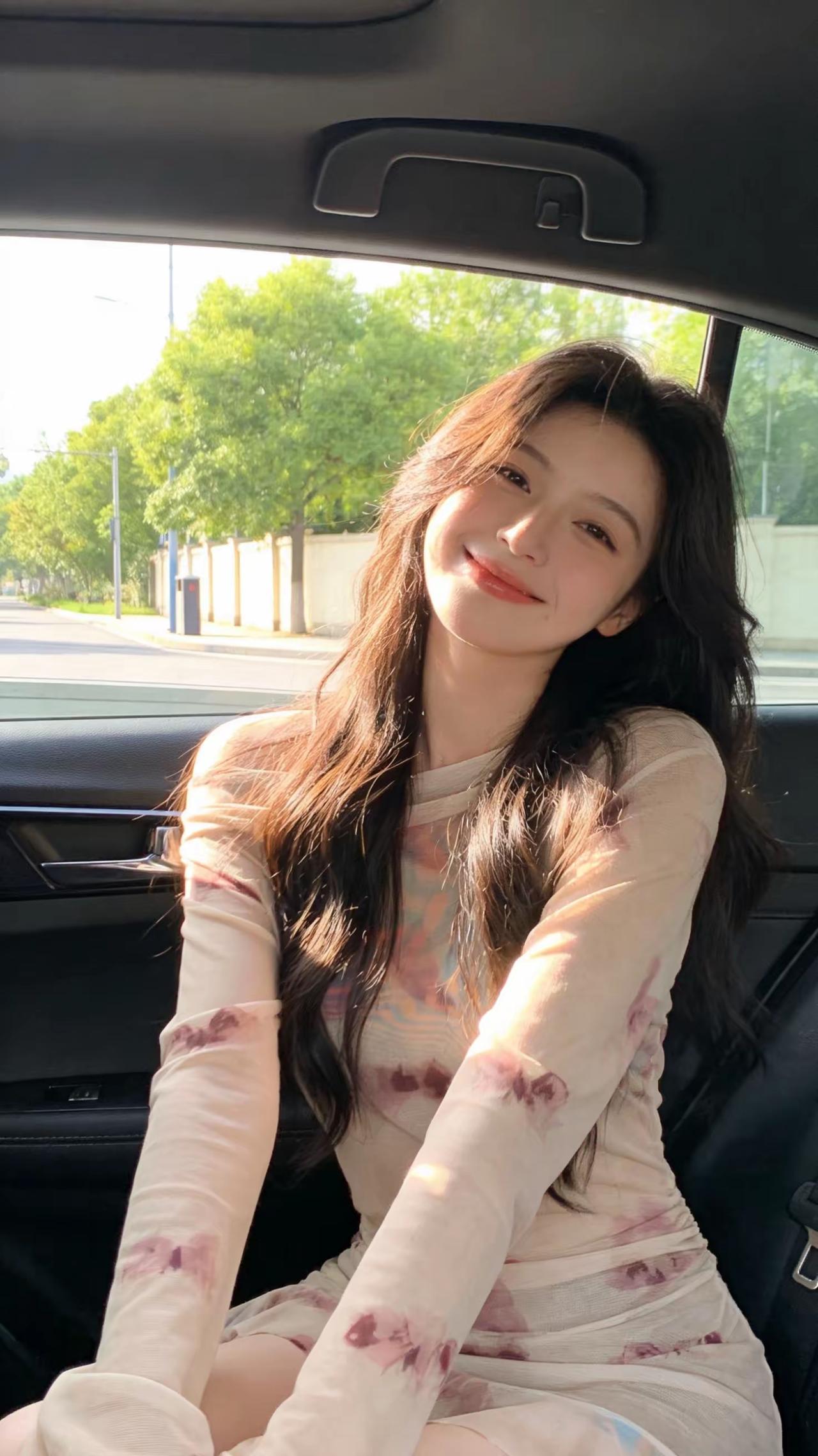 光彩照人，光鲜亮丽华贵耀眼 许我耀眼的许妍 许我耀眼热播 依然闪亮 又纯又欲的女