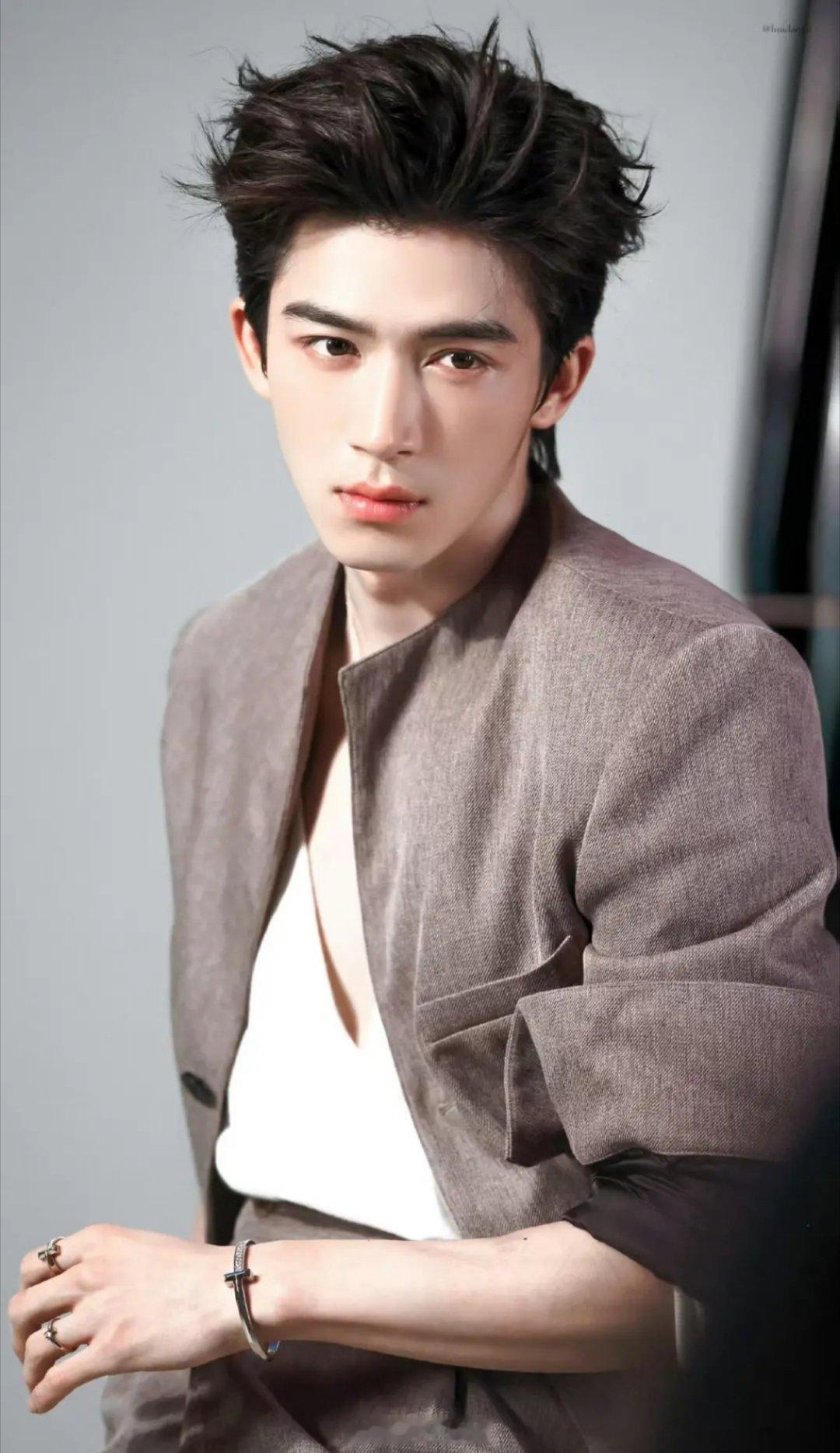 王星越告白进组 终于等到王星越的现偶了 大家期待这个周京泽吗？ 