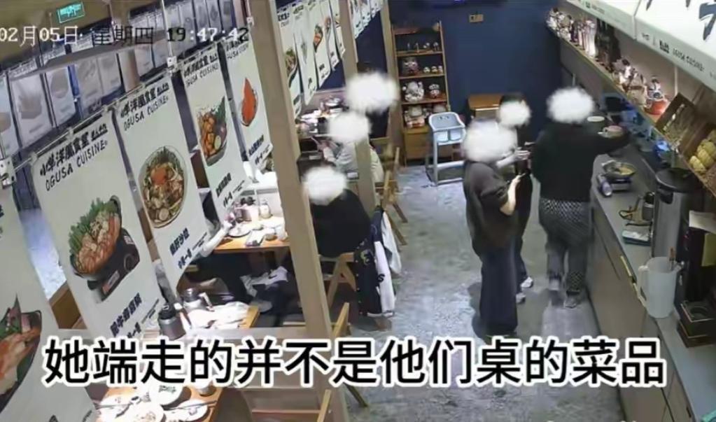 广东深圳，一对老夫妇，带着两个家人，去餐厅吃饭，当时餐厅已经坐满。等了20多分钟