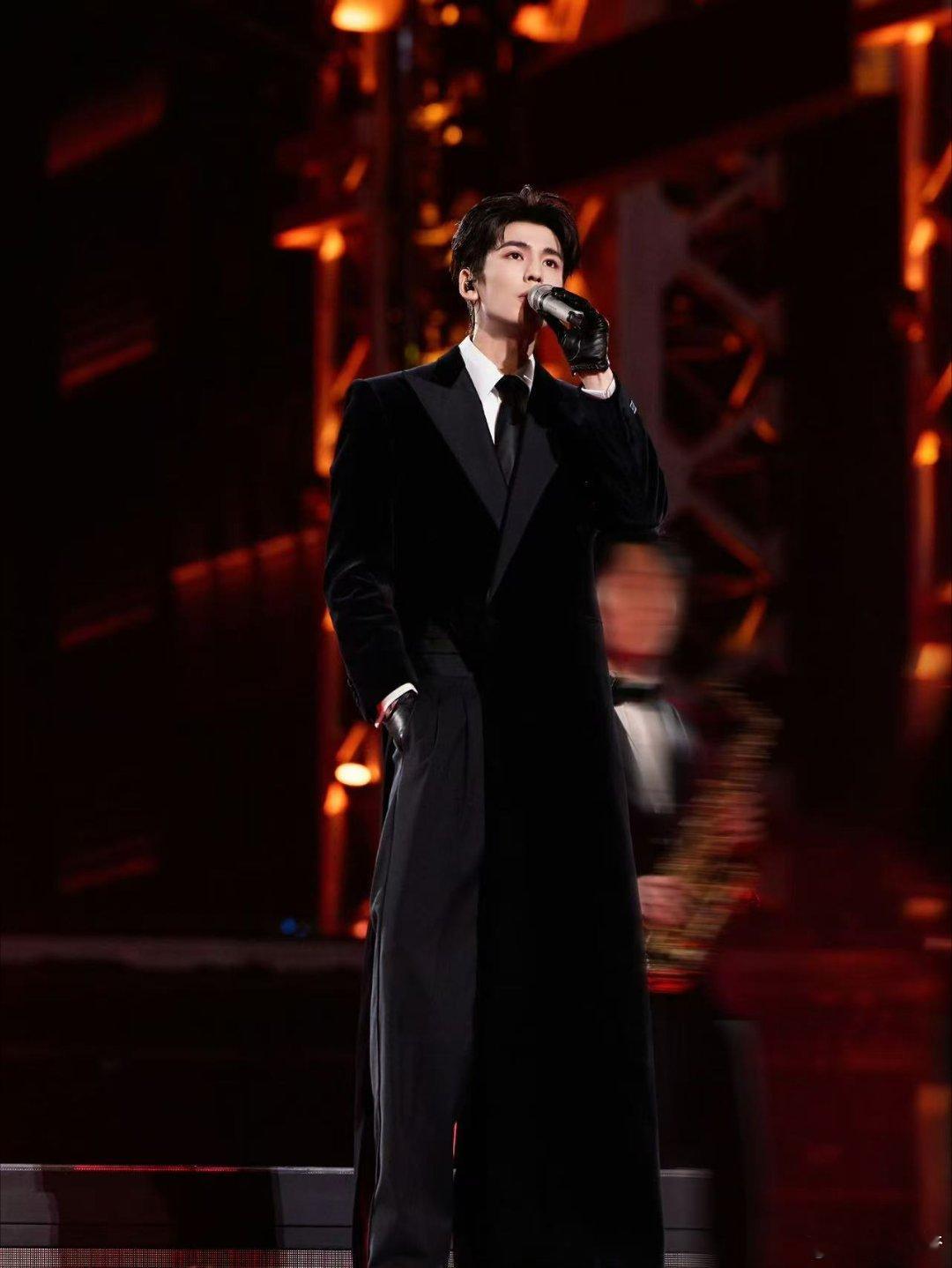 谁能拒绝接地气的旅行搭子张凌赫！在长治城隍庙逛庙会、看琉璃脊兽，他认真打卡古建的