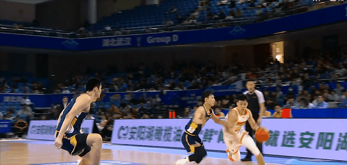 庞峥麟加速突破上篮2+1，个人已得到8分4助。cba俱乐部杯