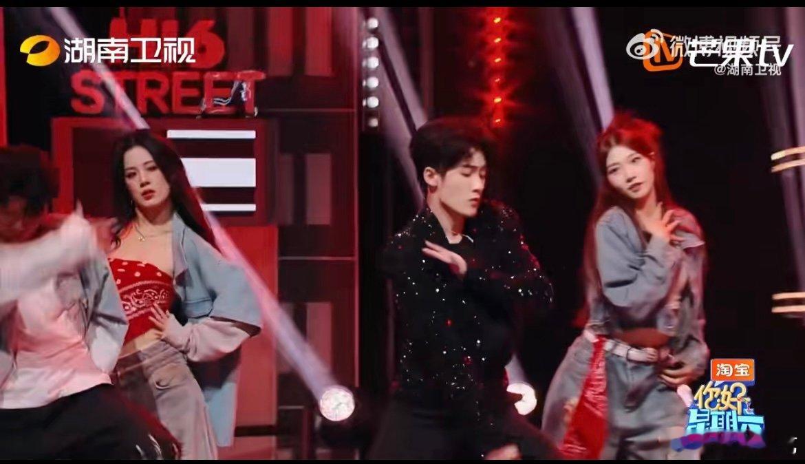 内娱舞担的天花板配置！同步率百分百，舞姿帅气又带感，一跳舞就自带王者气场，权威这