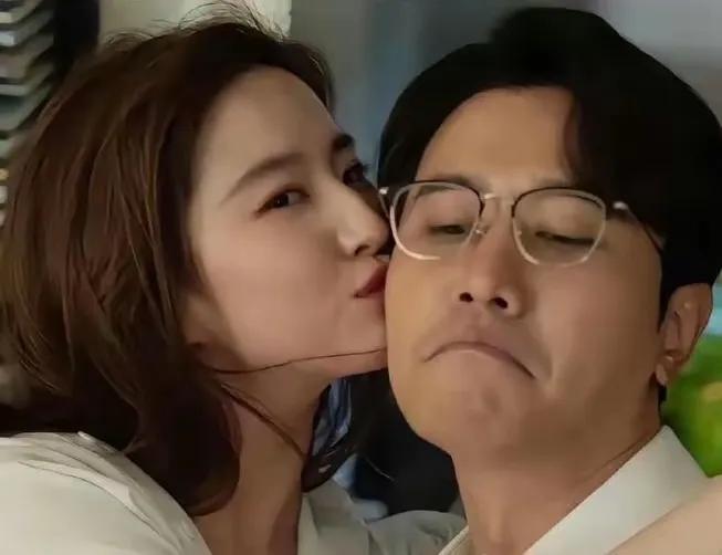 一个家庭旺不旺，
就看夫妻俩咋样！
老话真没说错
 
老公疼老婆，家有好气场，