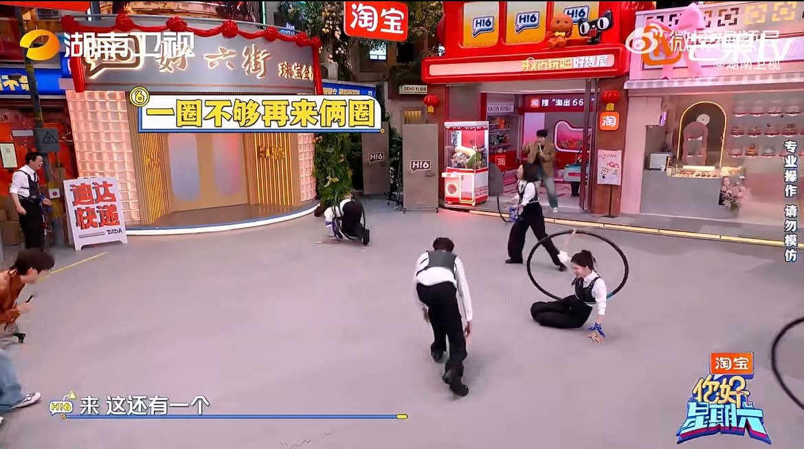 潘粤明两眼一睁就是抛圈 只要游戏没成功，潘粤明就持续抛圈，专注又执着，全程笑点不