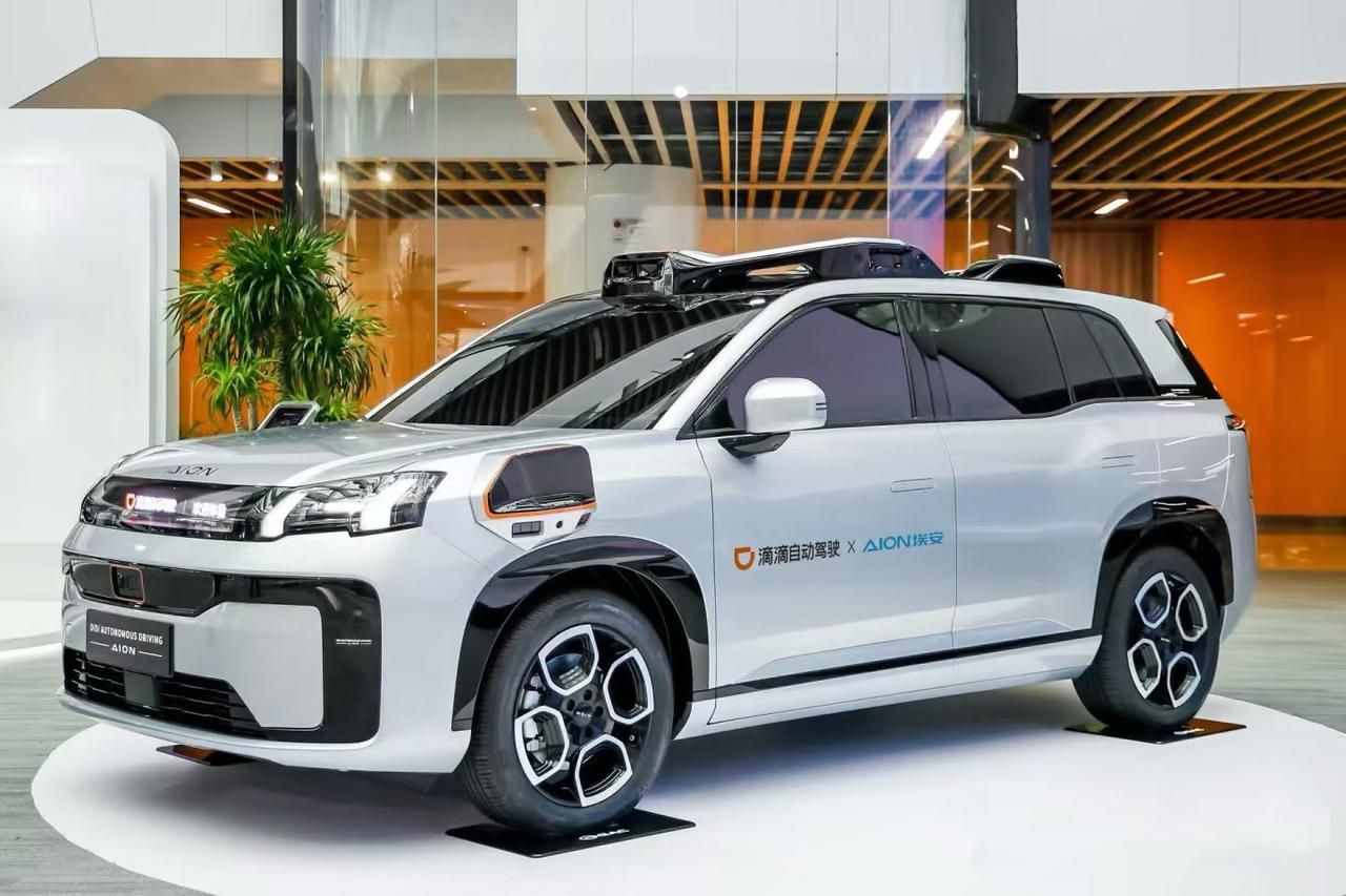 就在昨天
滴滴官宣重磅决策：
2026年实现Robotaxi（自动驾驶出租车）覆
