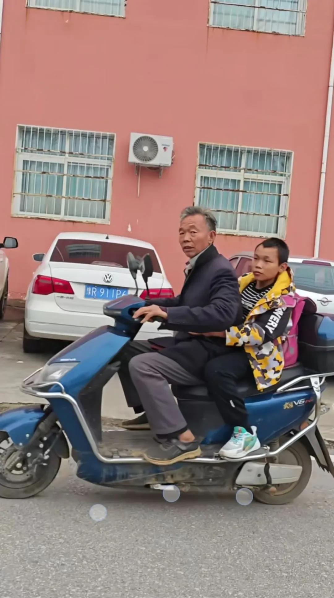 李士博爸爸离世后，这个家庭的重担一下子落到了大伯一家肩上。大伯毫无怨言，默默承担