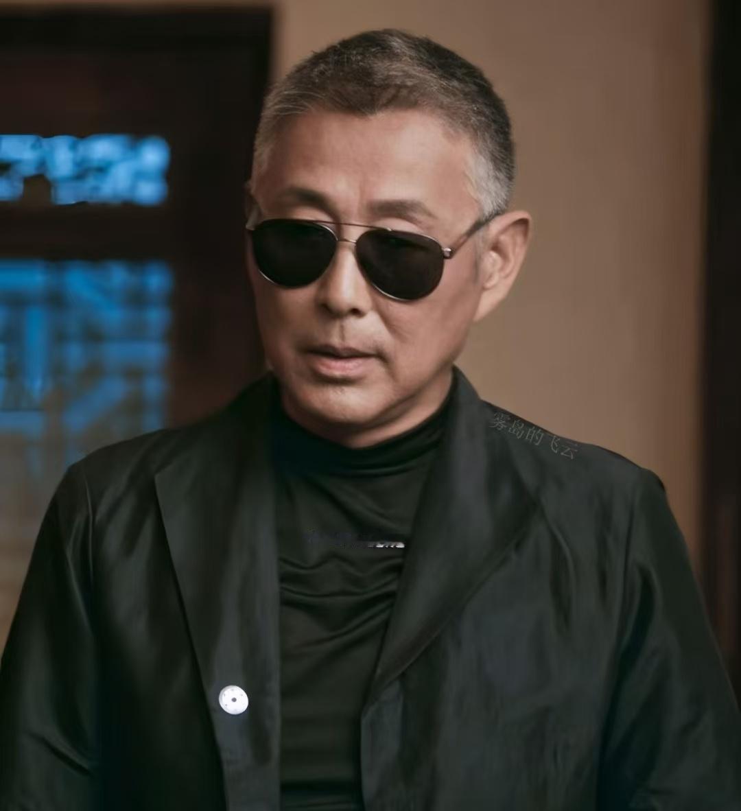 一位智者说：
“人到中年，真正的衰败，
不是赚钱变少，不是年龄增长，而是
心里没