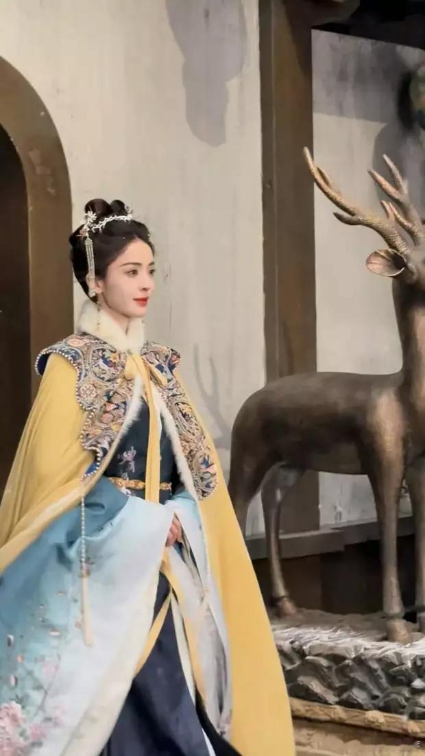娜扎披黄色斗篷仪态万千 雪中撑伞侧脸精致美丽多情 ​​​